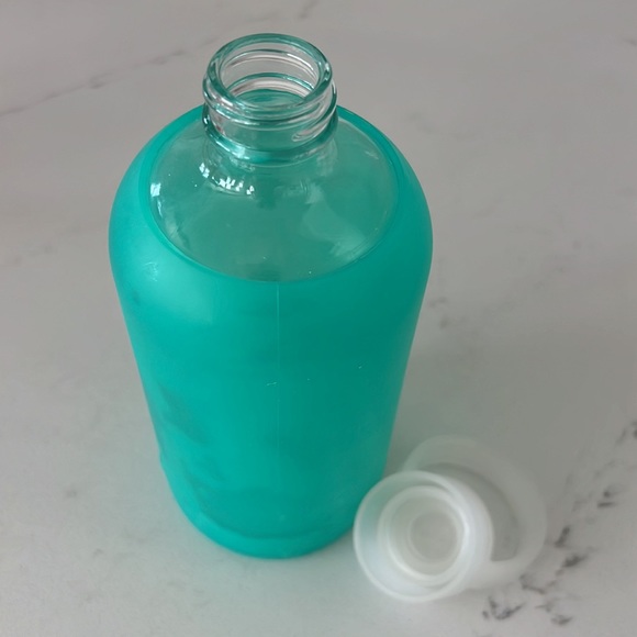bkr Gramercy 16 OZ Turquoise Glass & Silicone Sleeve Water Bottle - Picture 3 of 9